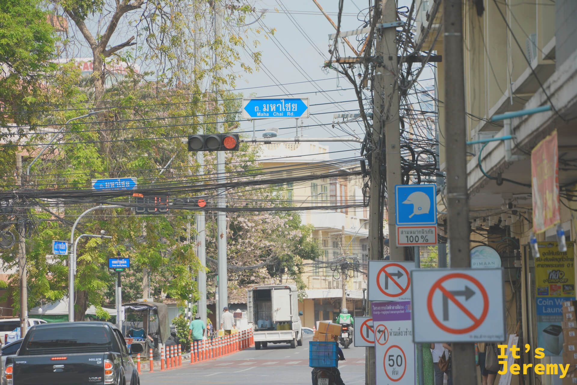 Mahachai 路與 Bamrung Mueang 路交叉的路口，這裡正式進入「佛具街」