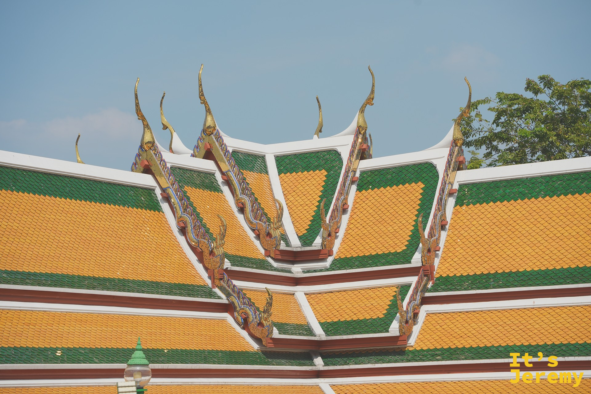 遠看蘇泰寺主殿屋頂的層層堆疊，是泰式 Wihan 建築的經典輪廓