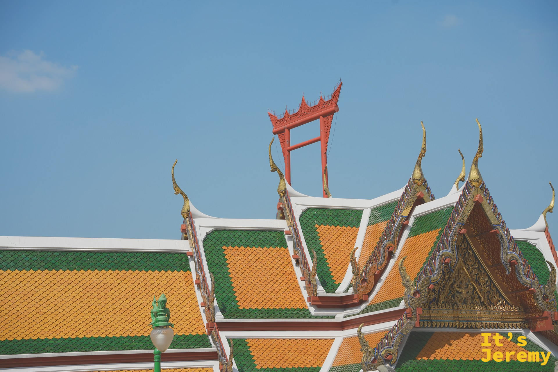 蘇泰寺前的紅色大鞦韆與主殿同框，是整座寺廟最具代表性的構圖