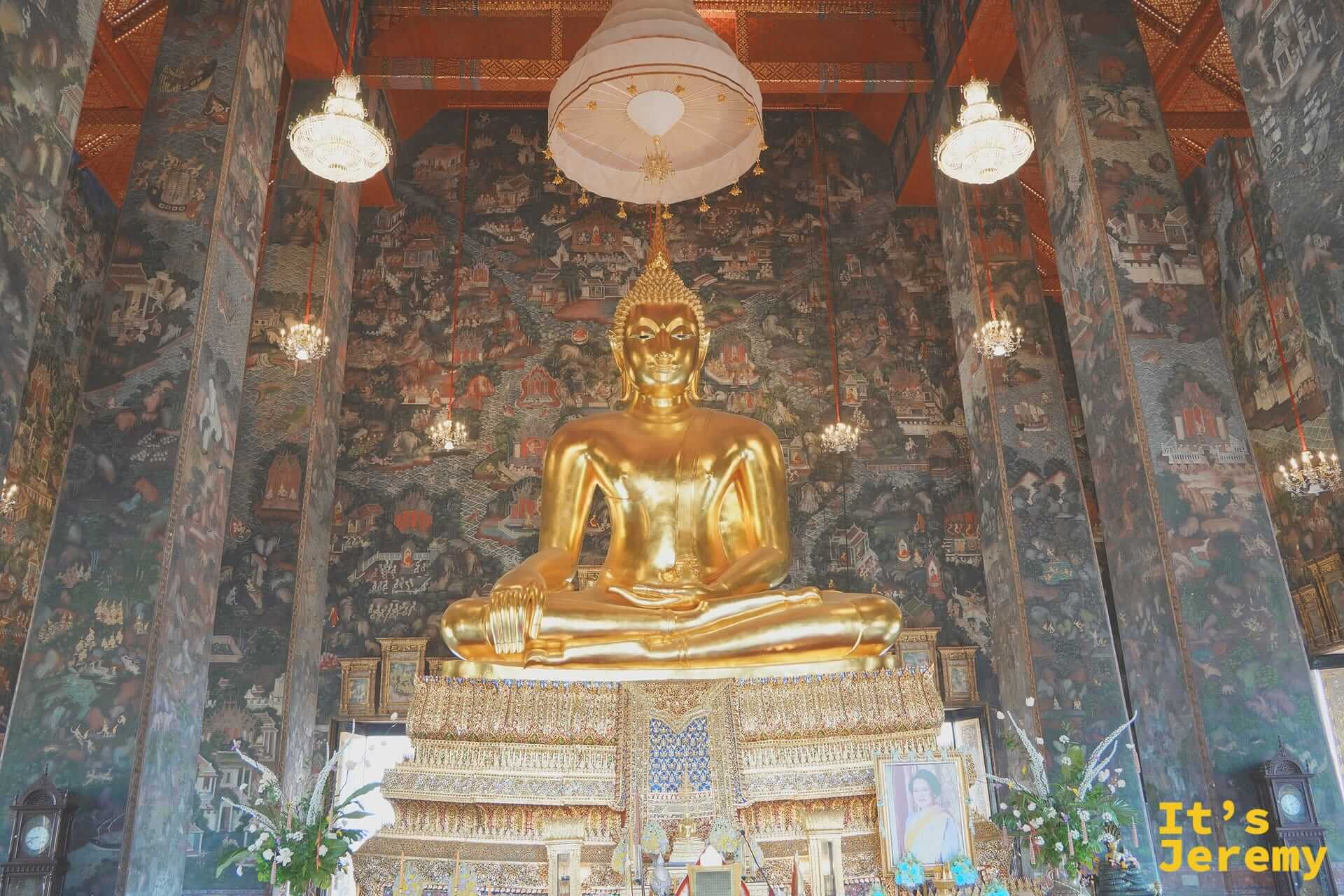 蘇泰寺主殿內的 Phra Si Sakyamuni 主佛，由素可泰時期遷來的青銅釋迦牟尼坐佛