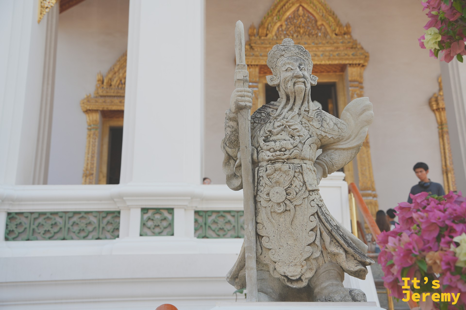 蘇泰寺迴廊內的雕刻細節，每一尊表情都不一樣
