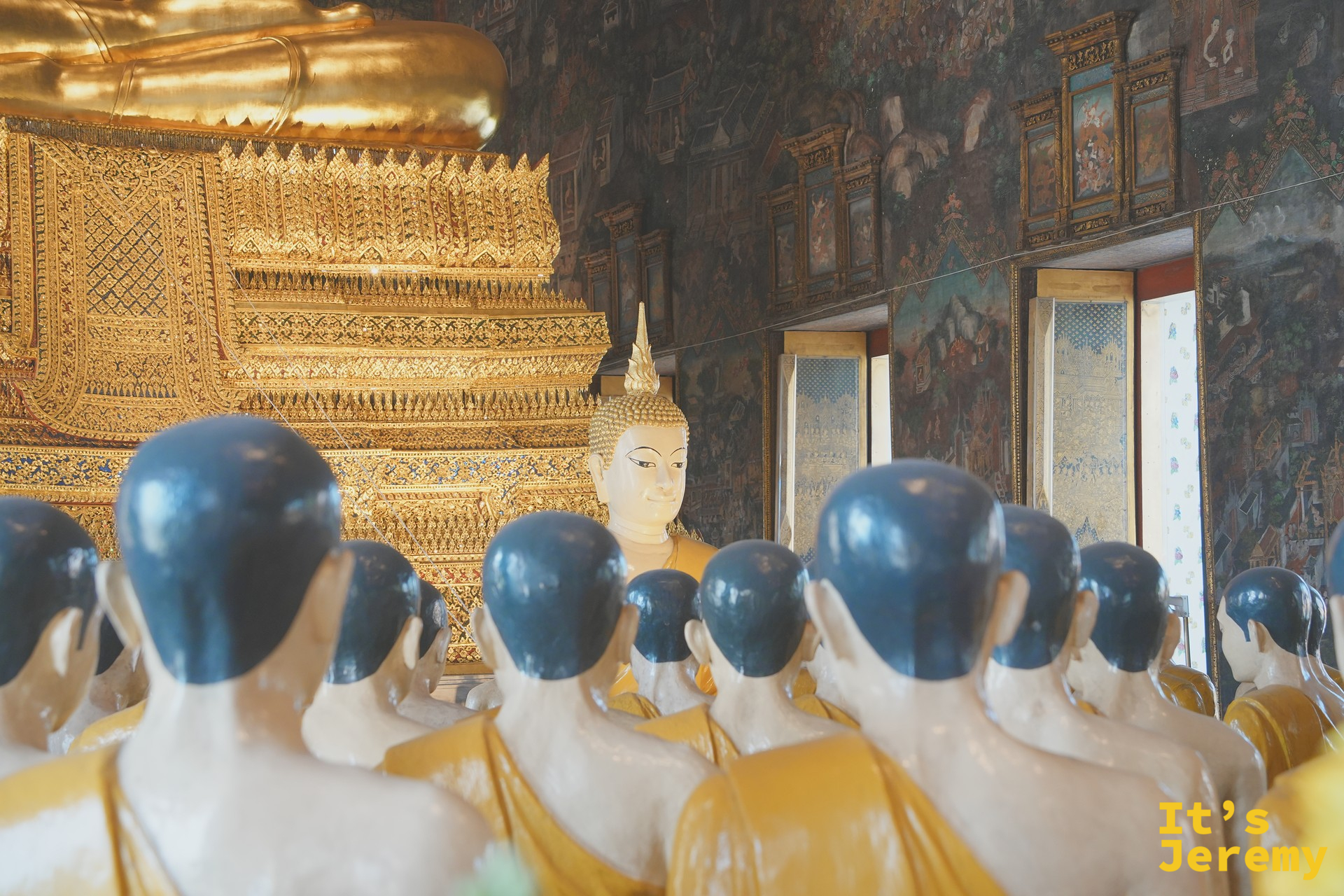 佛像與僧侶雕像並列的一隅，是蘇泰寺最容易被錯過的「中景」