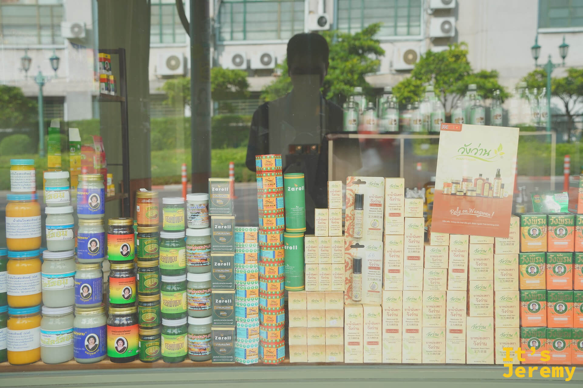 Mont NomSod 對面的玻璃櫥窗，整齊排列幾十瓶泰國草本膏、薄荷棒、精油
