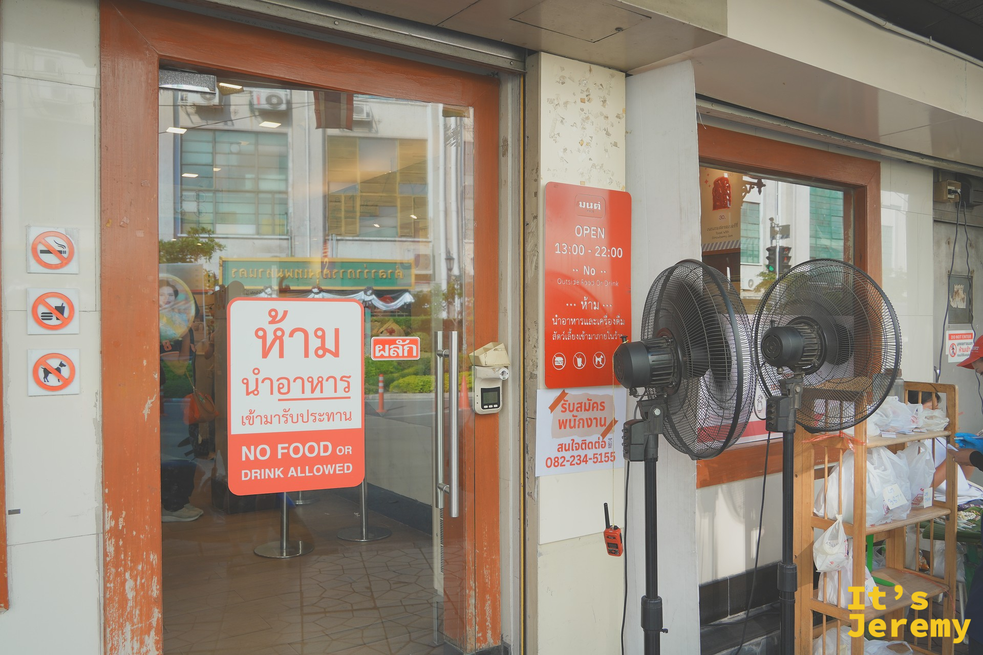 Mont NomSod 店門口外帶區，有幾位客人正在等取餐