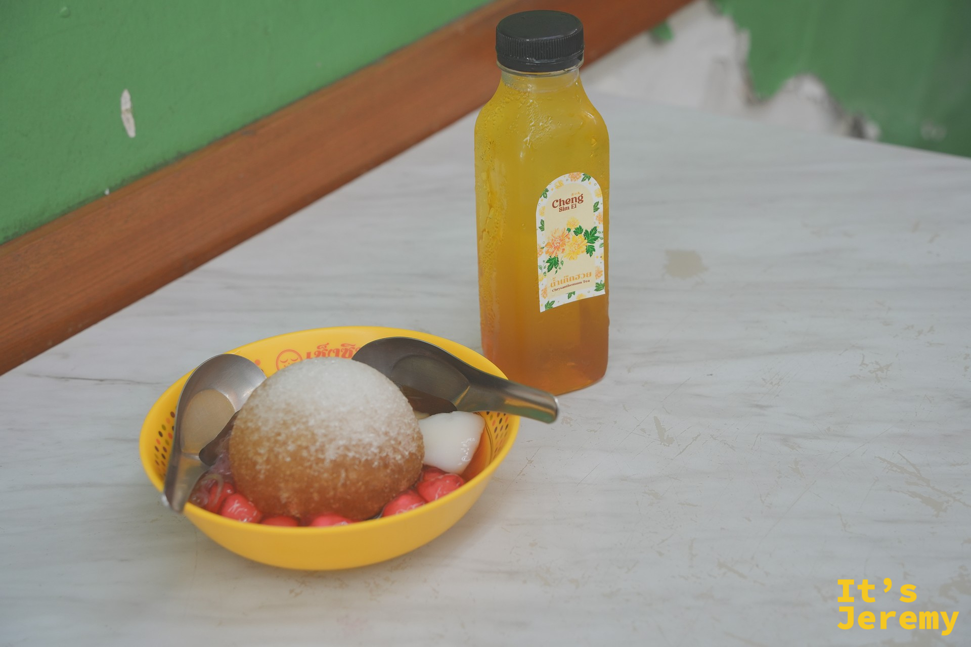 菊花茶與 Salim Tim Prao 椰奶綠麵冰的合照,一甜一淡剛好成對比