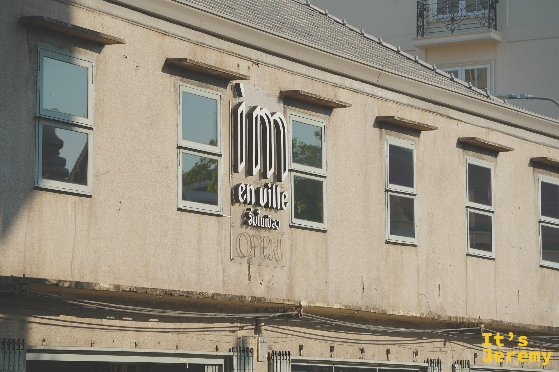 「Inn en Ville」泛黃老樓的招牌，是這條巷子上少數還掛著民宿牌的舊建築