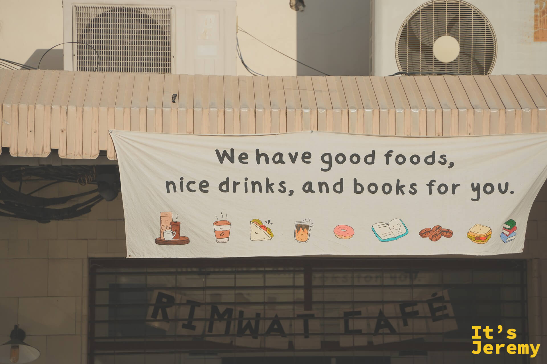 「RIMWAT CAFÉ」的手寫布旗，靠近 Wat Pho 西側的小咖啡廳