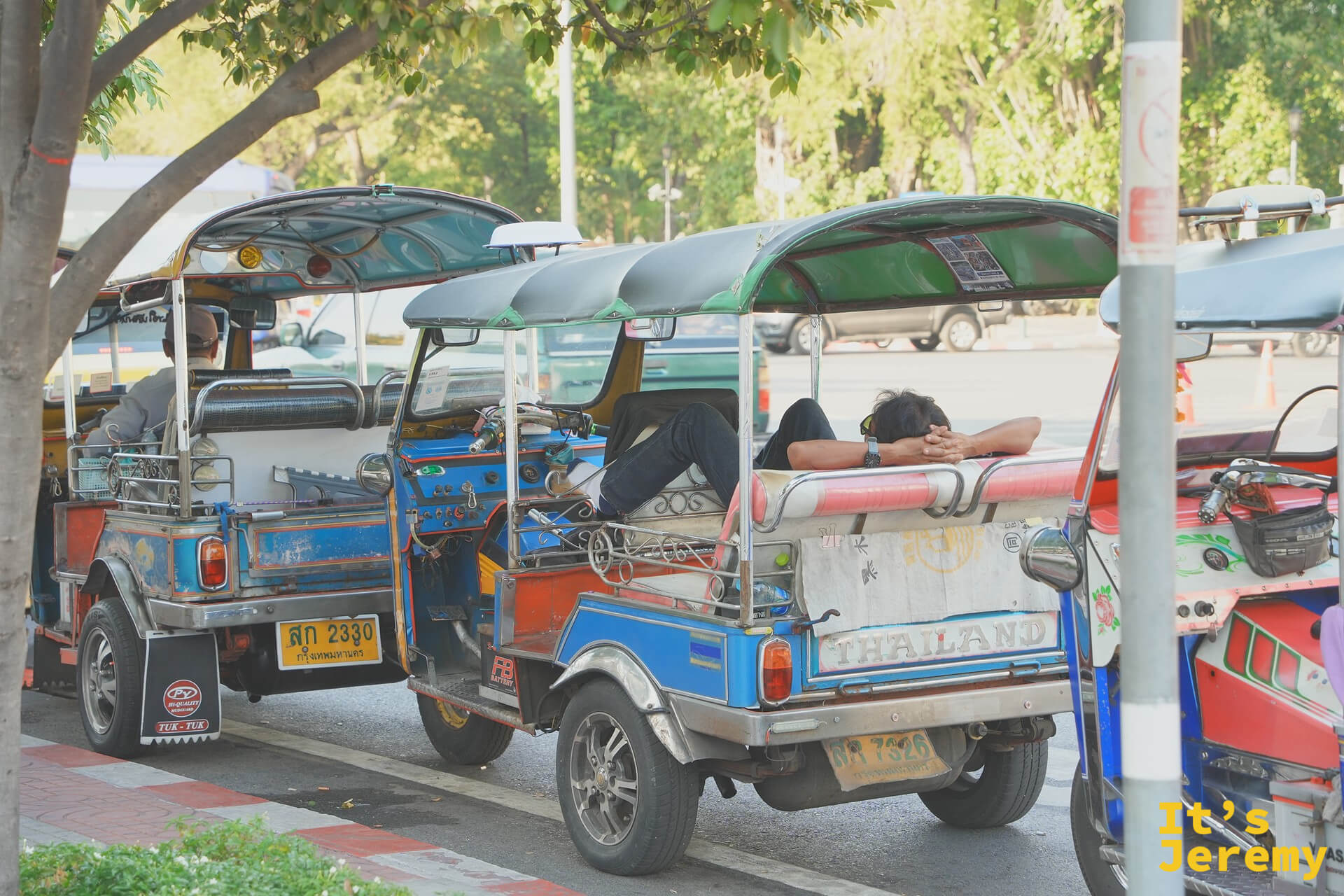 傍晚 Sanam Luang 邊的 tuk-tuk 停靠站、司機躺在後座午睡