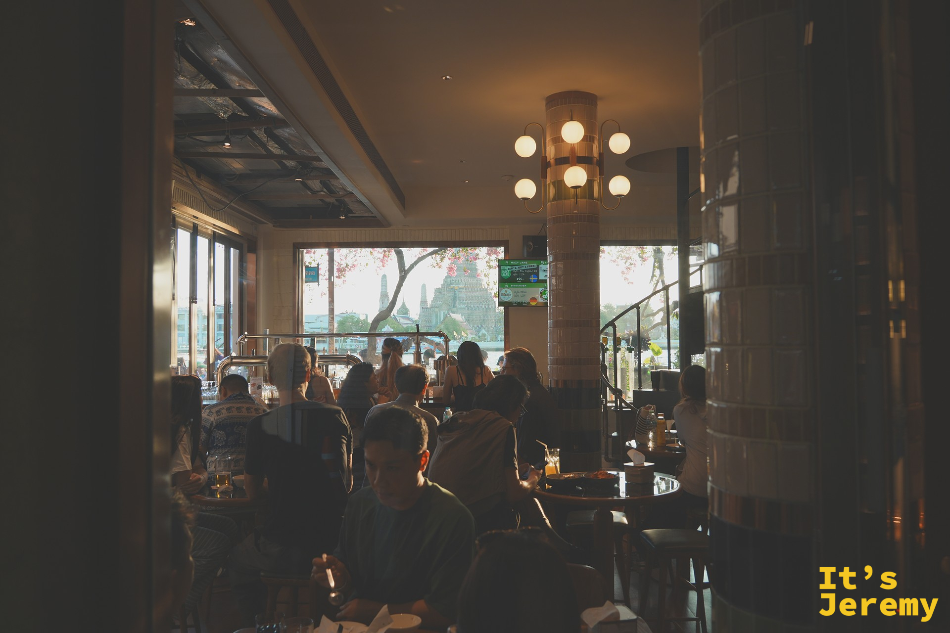 TYME Restaurant 室內氛圍：暖色吊燈、河岸窗景與鄭王廟剪影