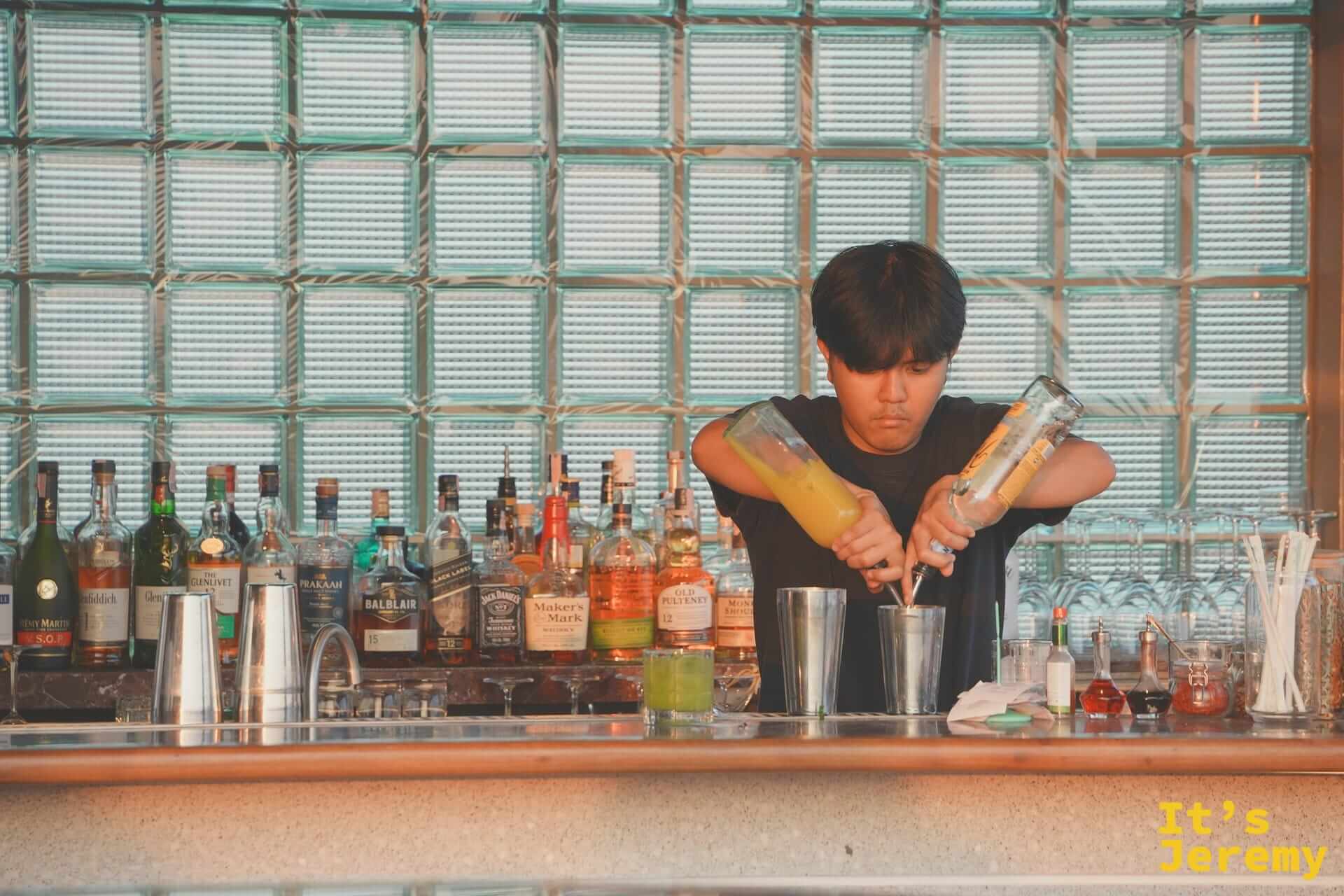 正在調酒的店員