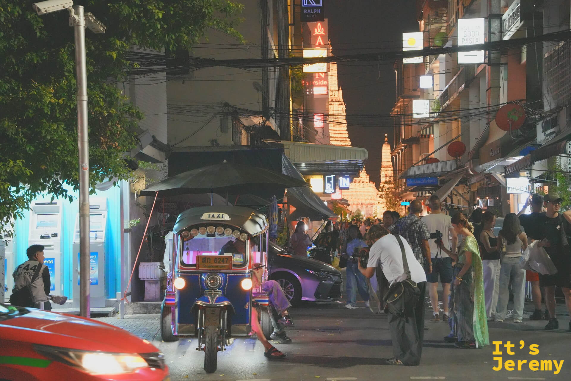 Tha Tien 街口的紫色 tuk-tuk 與藍色 TAXI tuk-tuk，遠處鄭王廟塔尖還在泛光燈下發亮