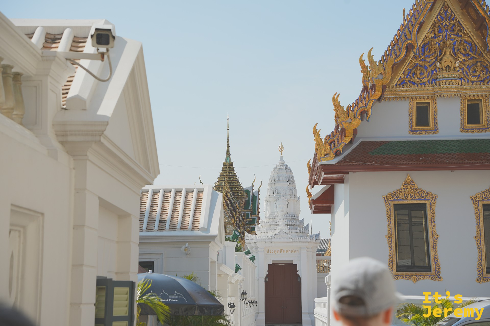 建築之間望出去的白色 Prasat 塔與大皇宮中宮區外殿