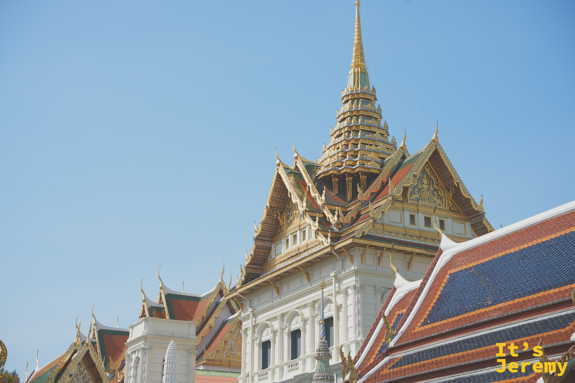 節基殿屋頂特寫：金色泰式 Prasat 尖頂與下層白色維多利亞風窗戶的混搭組合