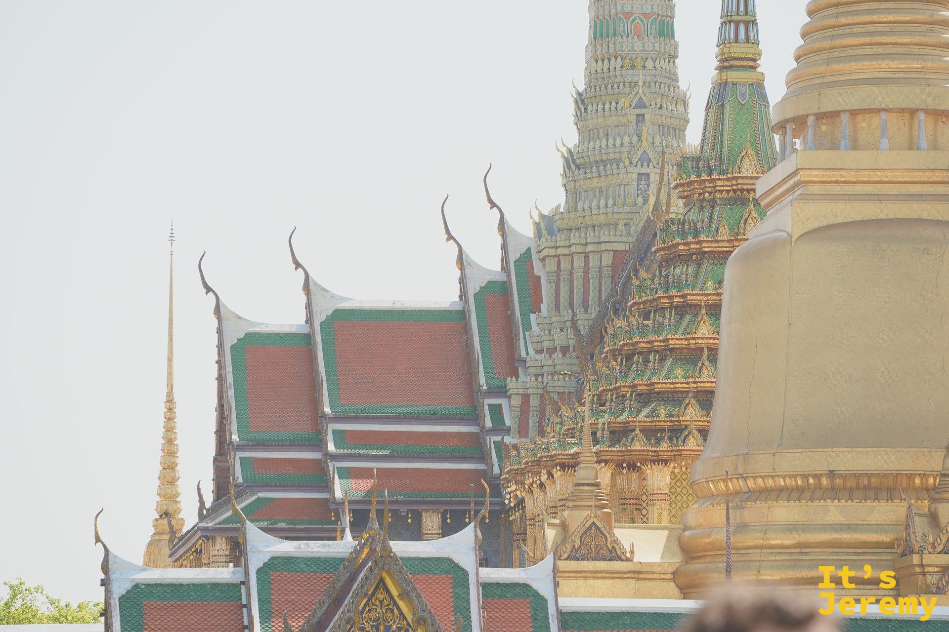 中軸線從另一個角度拍攝：主殿側面、Prasat Phra Thep Bidon 尖頂、金 Chedi 局部