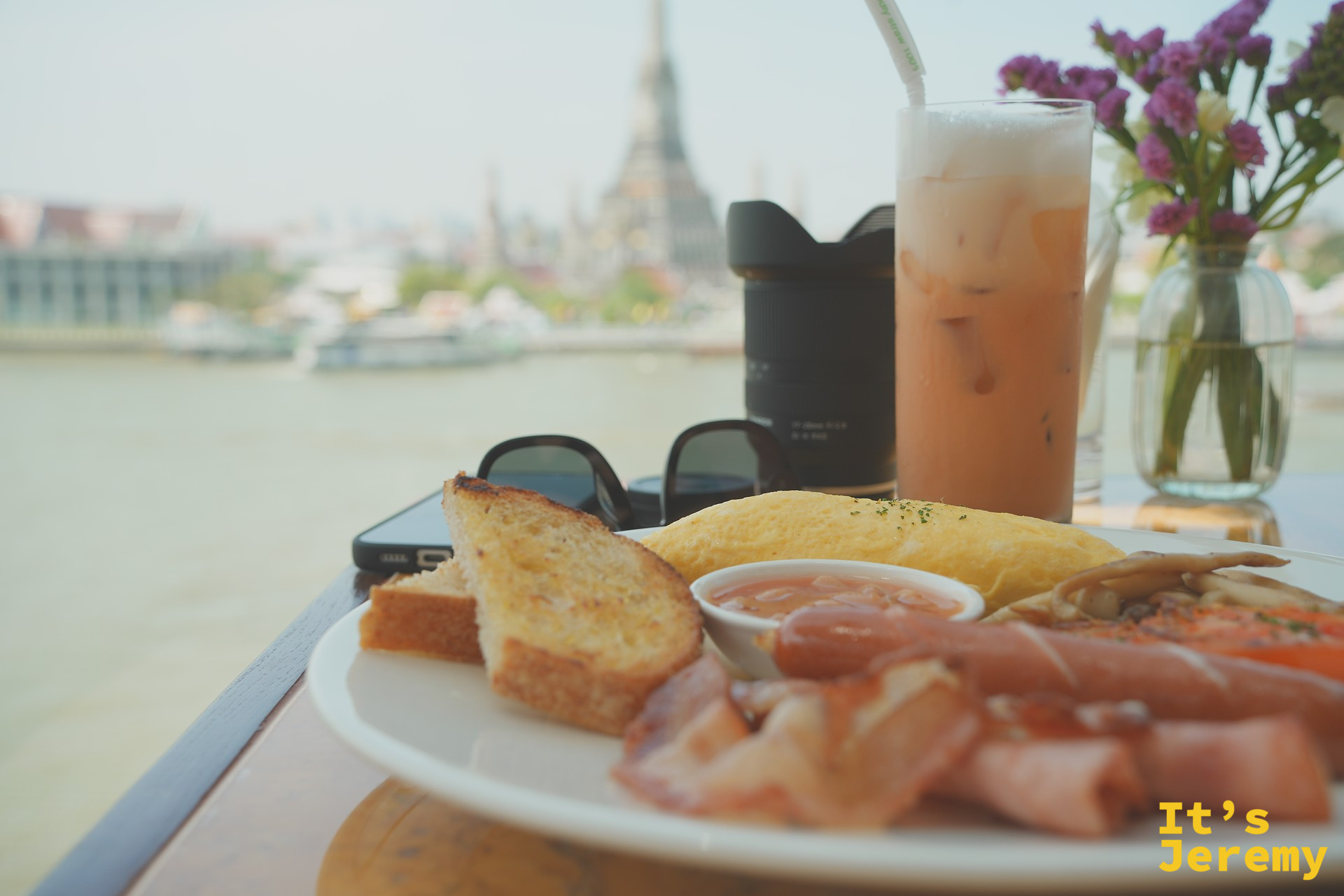 TYME Big Breakfast 早午餐拼盤特寫：歐姆蛋、培根、香腸、鮭魚、吐司，背景鄭王廟