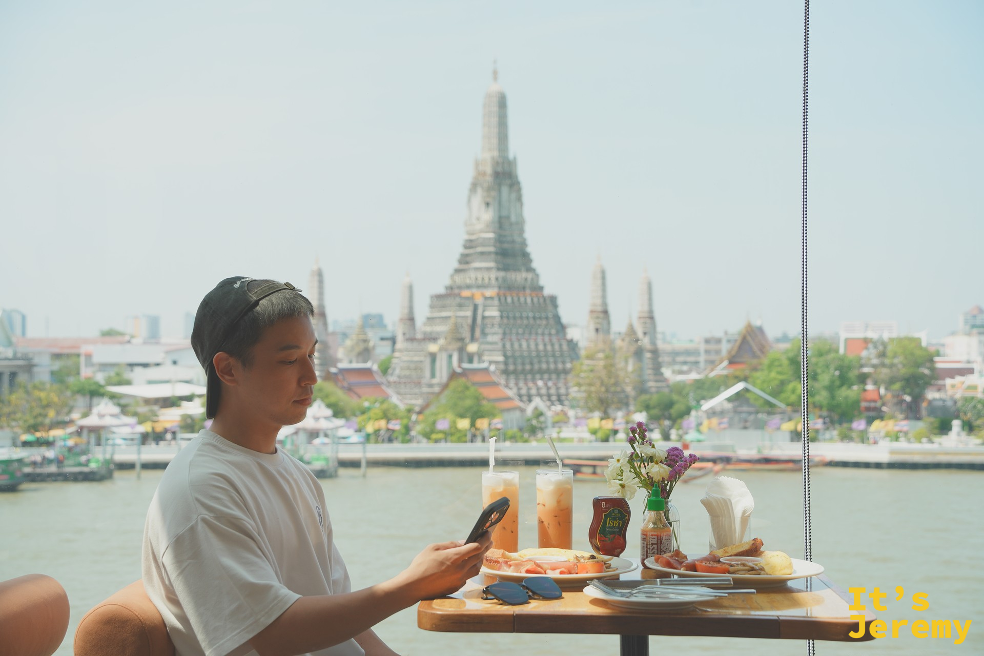 入鏡的我：在窗邊座位用餐，背後是鄭王廟全塔正面