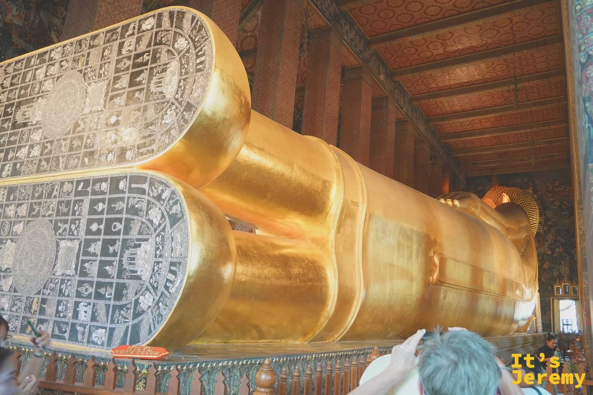 從佛腳的位置拍臥佛全身，金光從腳底延伸至頭部