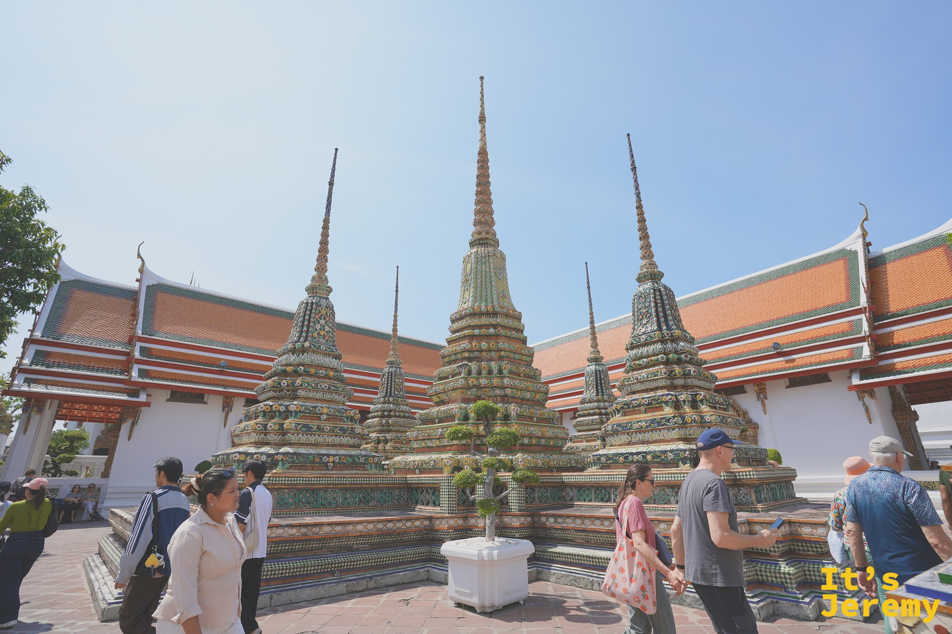 園區西側舍利塔群與寺廟主體建築群，藍天無雲的午後