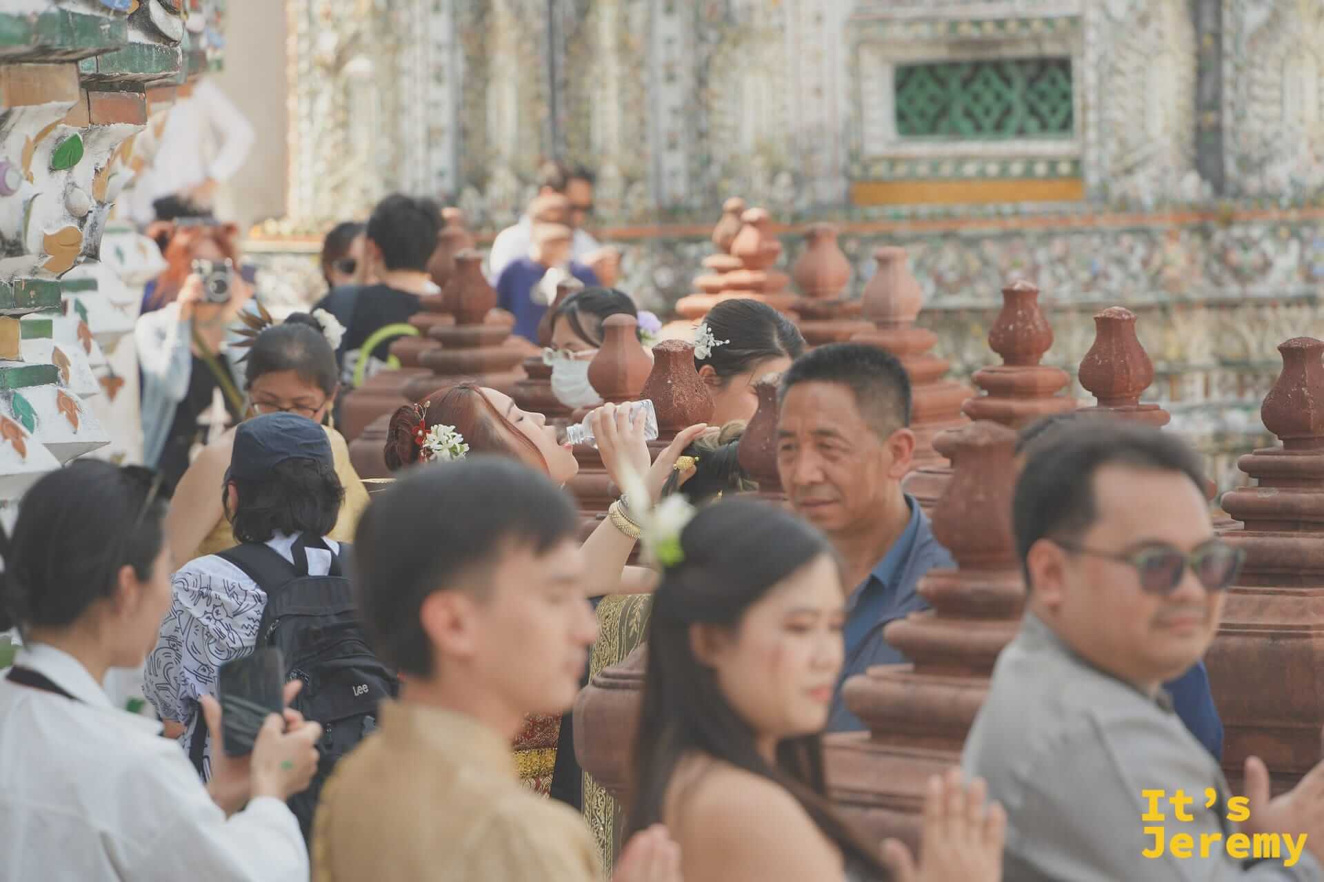 主殿 Ubosot 外觀，白牆配多層金色尖飾屋頂