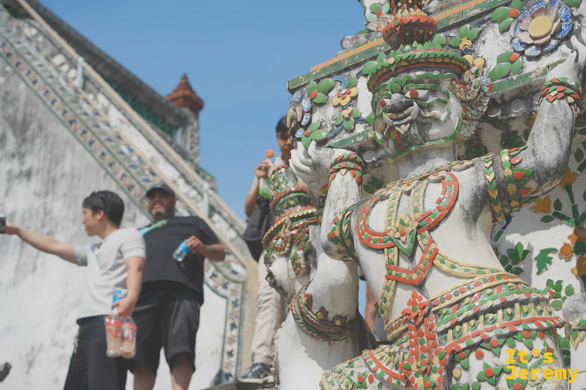 中段平台另一側的環廊，可俯瞰寺院廣場與遠方昭披耶河