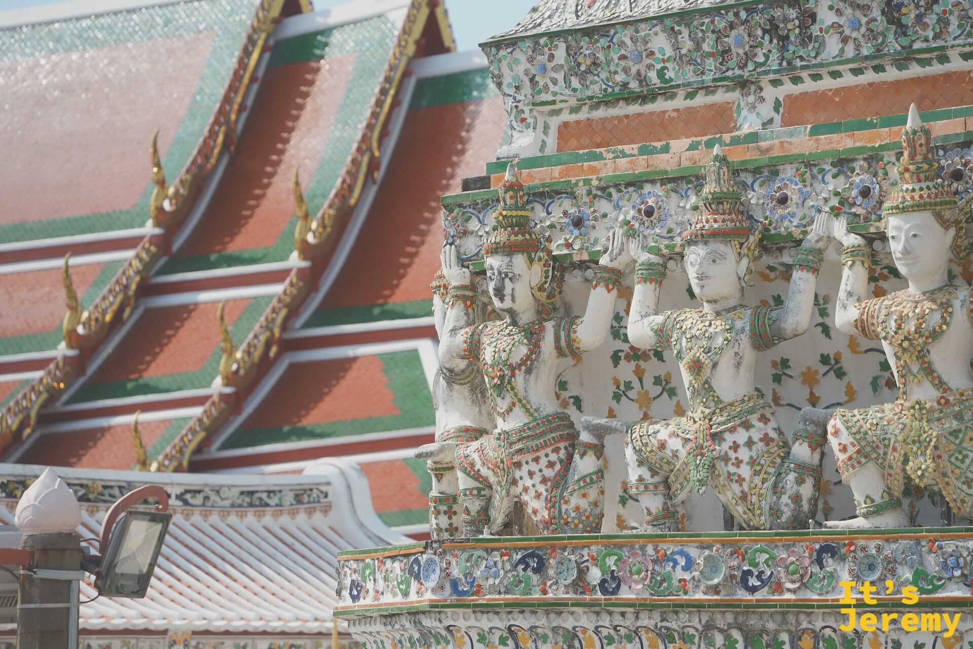 寺院東側廣場與背景主塔的廣角全景，午後遊客逐漸散去