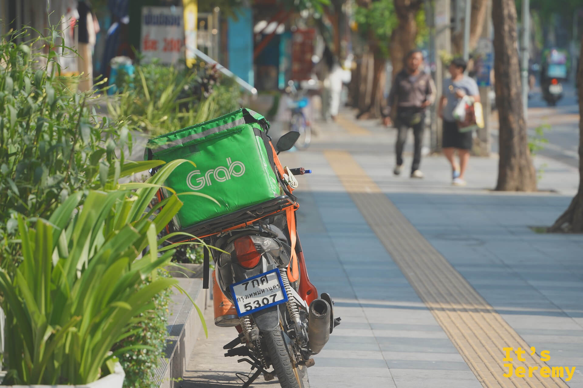 接近 BTS Sukhumvit 線延伸段時,車窗外的高架軌道與住宅區