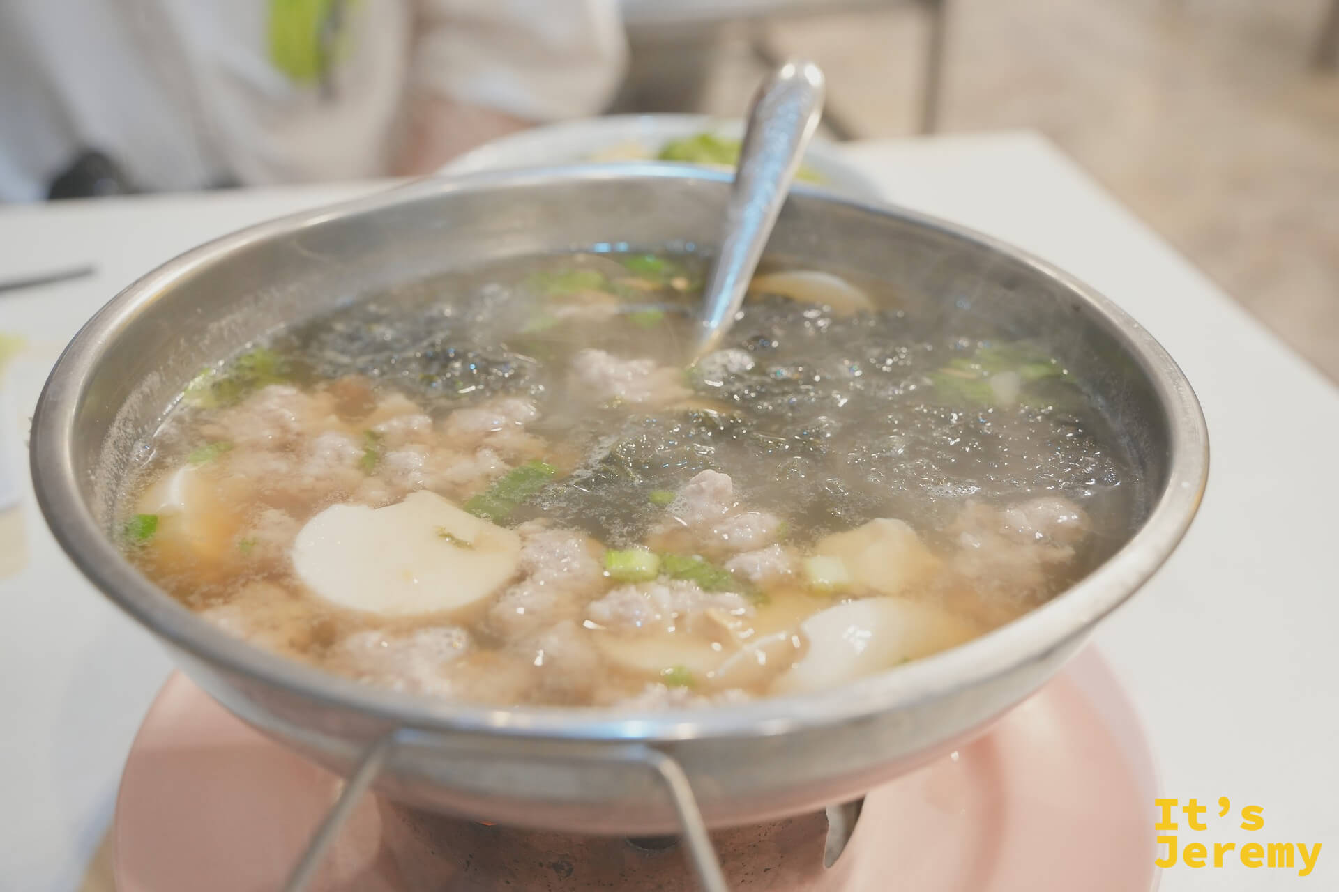 海苔肉末豆腐清湯的鐵鍋與酒精膏保溫