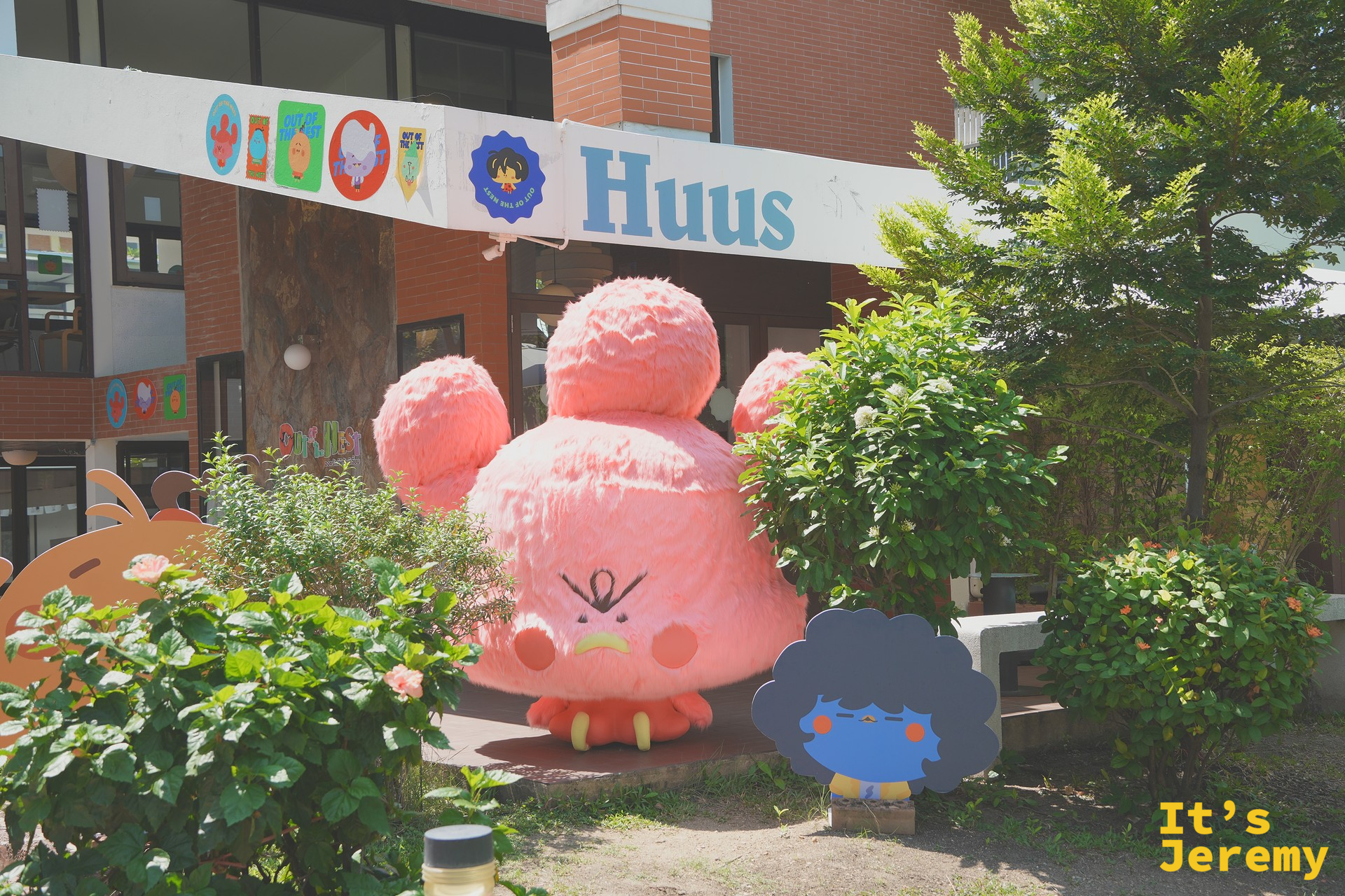 HUUS PLATE 戶外大型粉紅色 IP 角色裝置(取自店家介紹文)