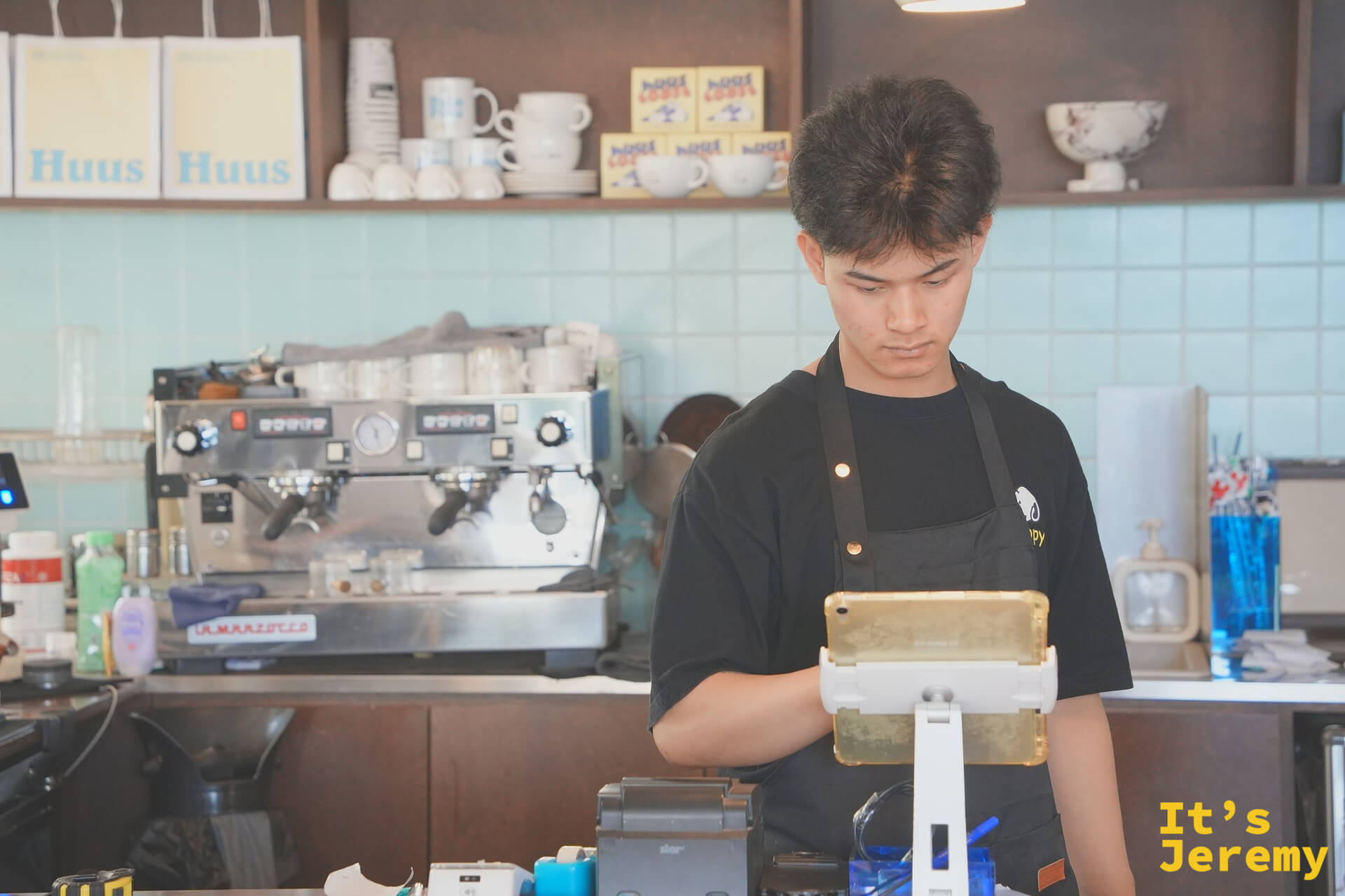 HUUS PLATE 結帳吧台與店員