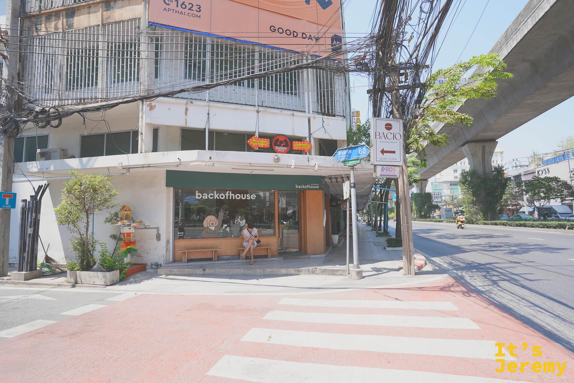 backofhouse 街角全景，BTS 高架旁的小屋