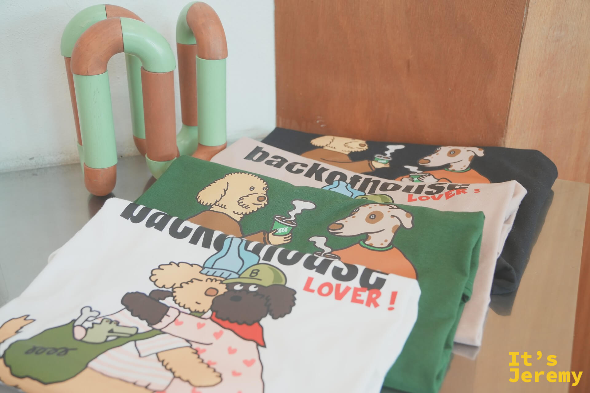 backofhouse 周邊 LOVER T-shirt 與木製管子裝飾