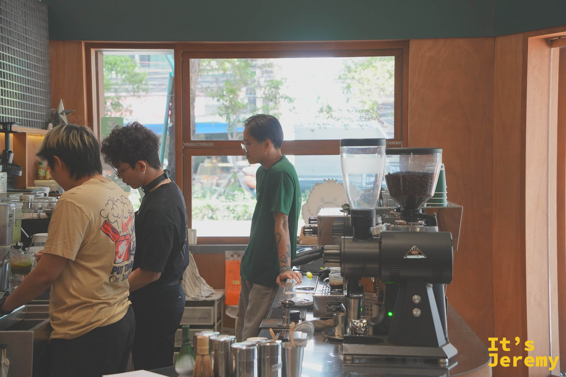 backofhouse 三位 barista 同時製作飲品中