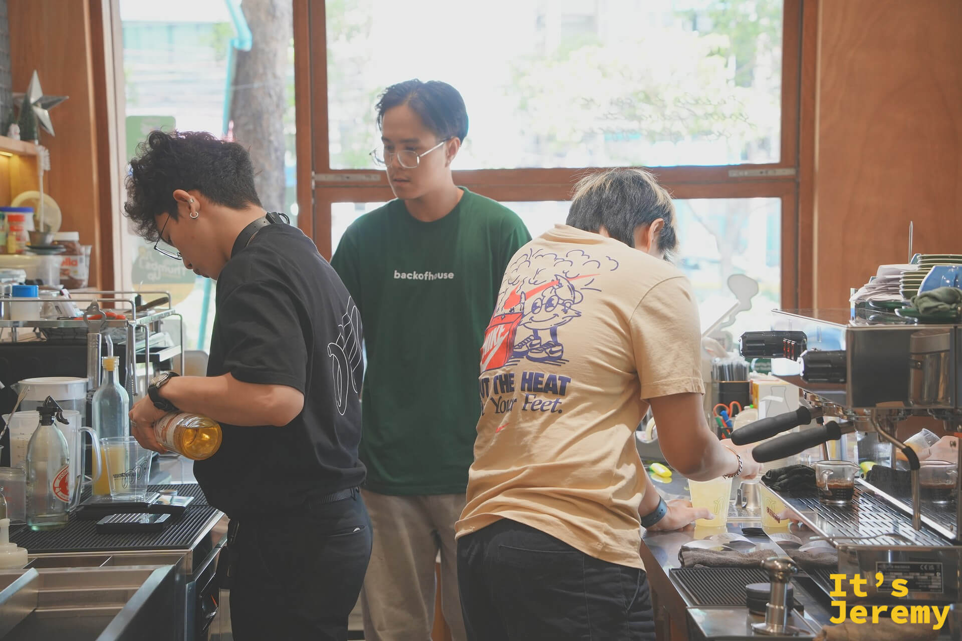 backofhouse barista 倒新鮮柳橙汁製作 Golden Feather