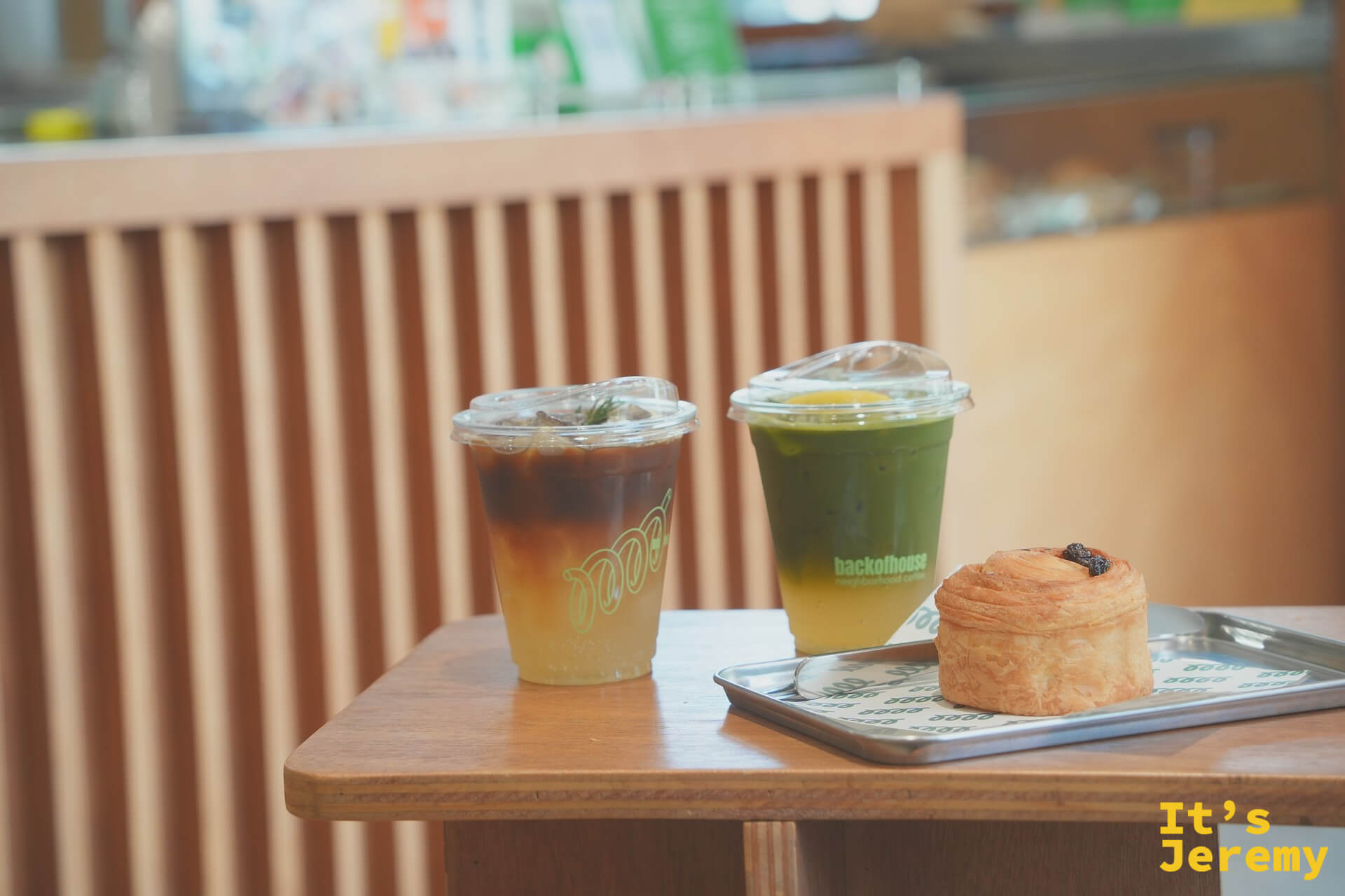 backofhouse Golden Feather 與 Matcha Yuzu Sparkling 加 Pain au Raisin 桌面擺盤