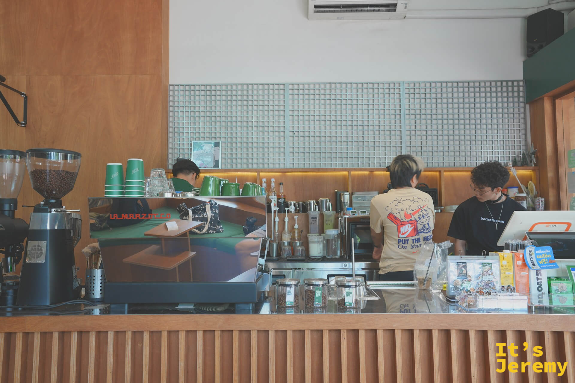 backofhouse 吧台 wide shot，La Marzocco 機與木條紋外牆