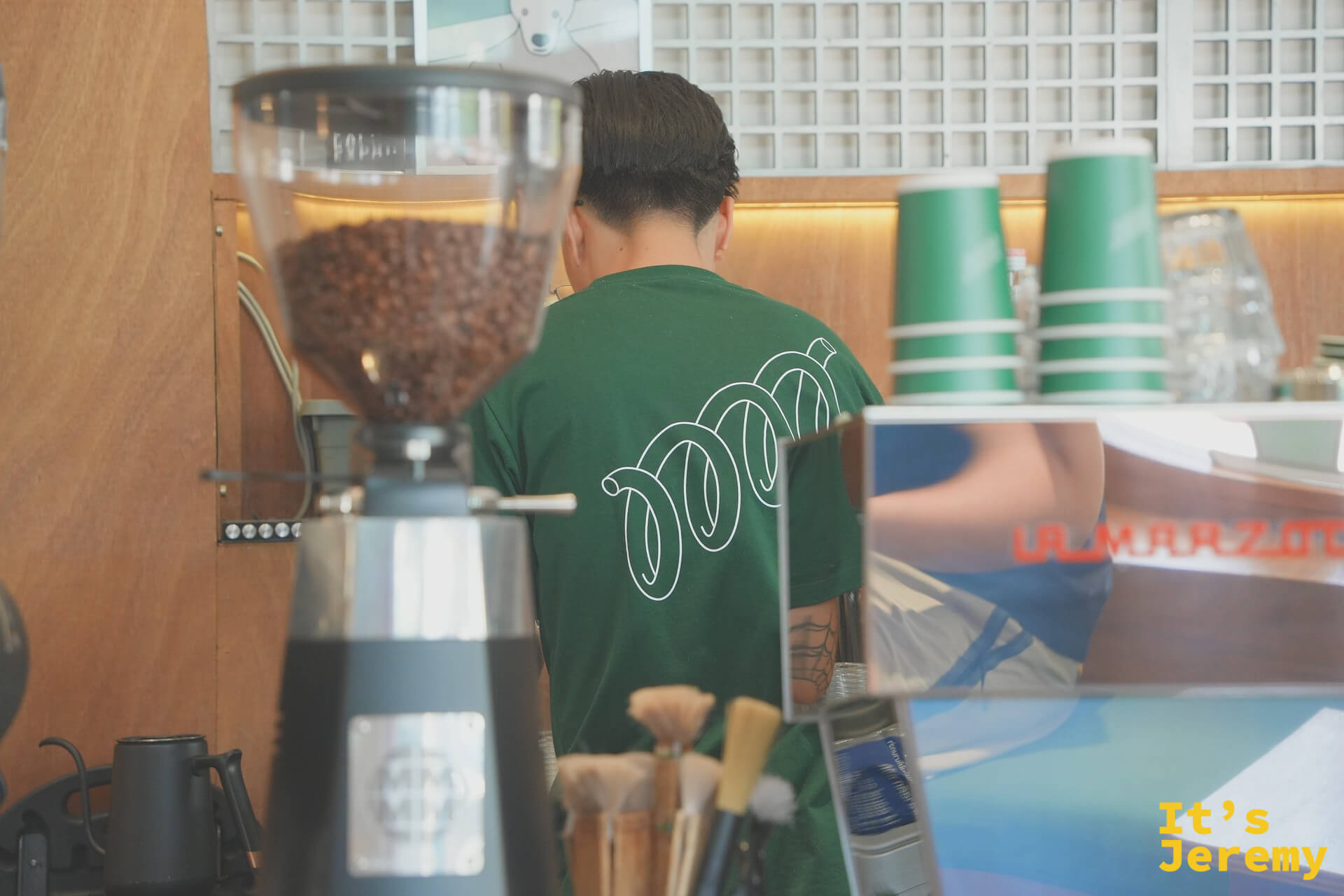 backofhouse barista 背影身穿 boh logo T-shirt 與 Mahlkönig 磨豆機