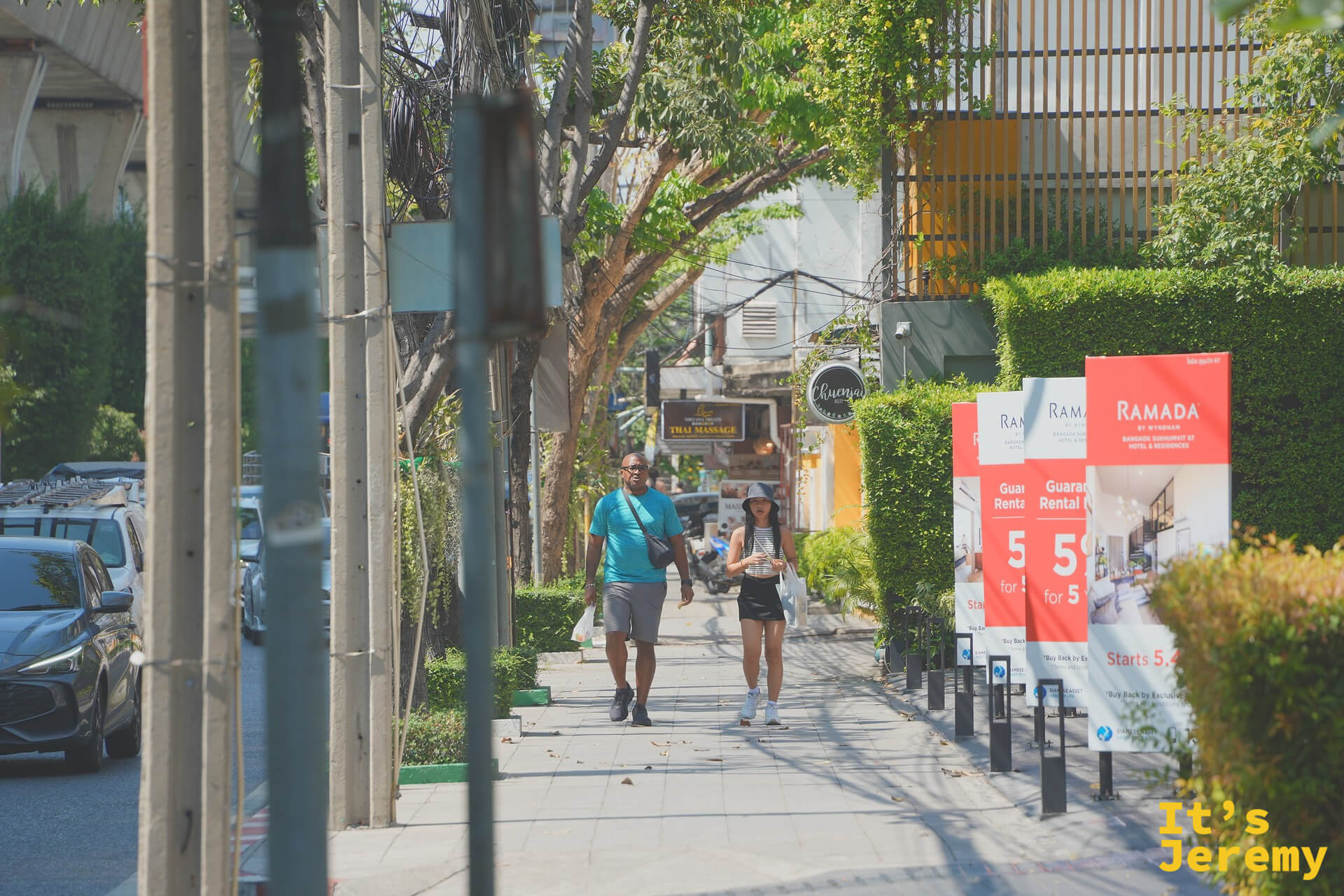 On Nut 巷子早晨的住宅街景,光線從樓間切進來
