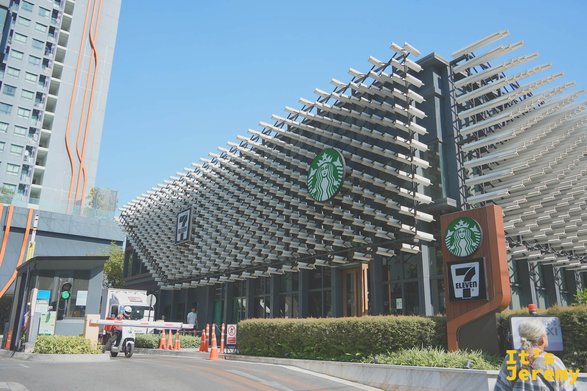 沿路經過的 Sukhumvit 星巴克門面