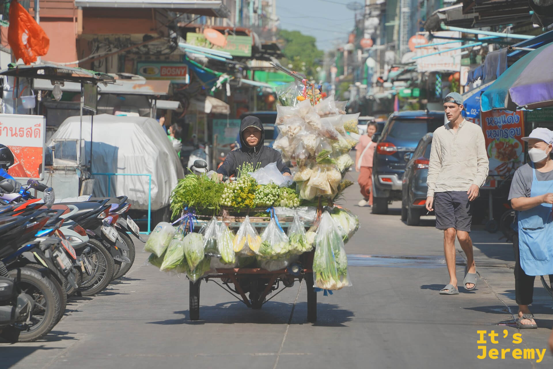 Sukhumvit Soi 60 巷口的流動攤販與機車