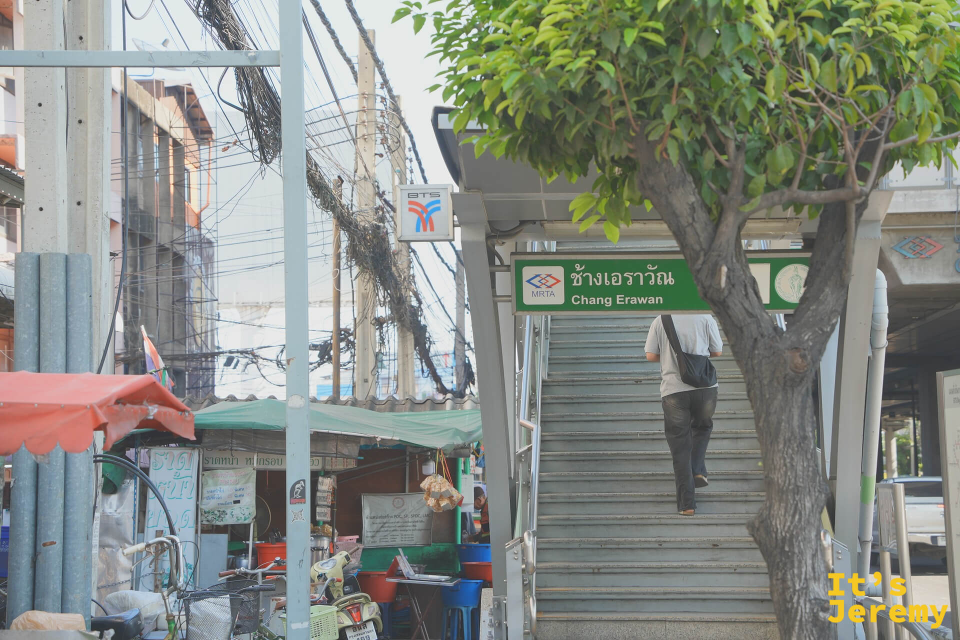 Chang Erawan 站 6 號出口的下行樓梯,銜接社區步道