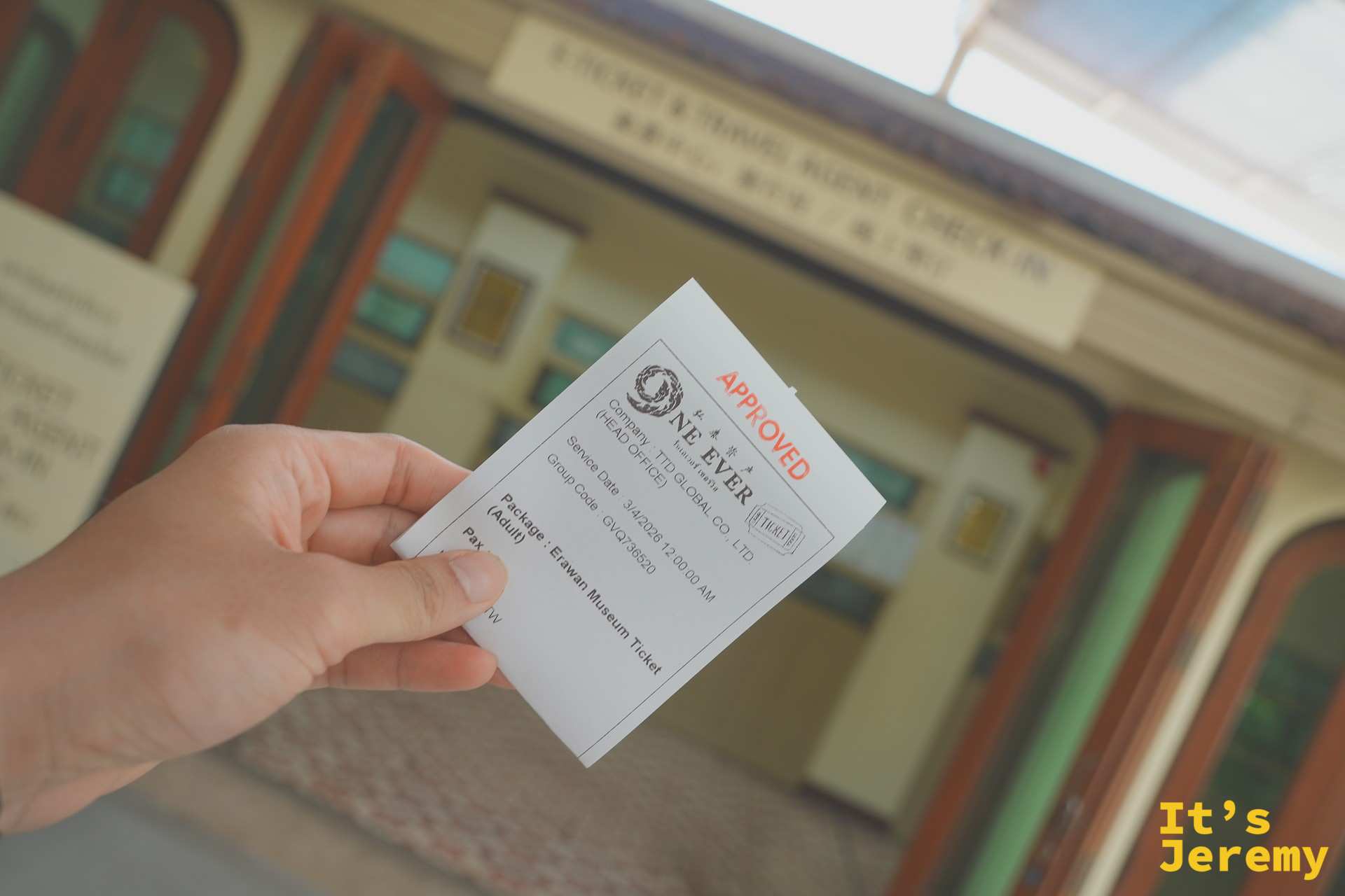 手持 Klook 列印的 Erawan Museum E-Ticket 兌換券