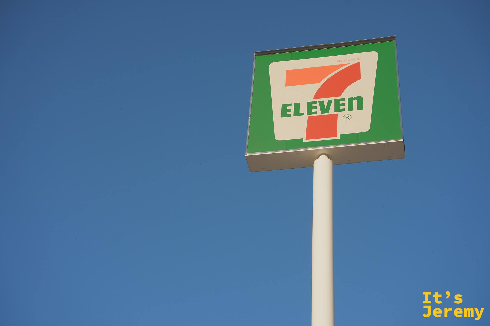 7-11 招牌與天空的對比,泰國藍天底下的綠白招牌
