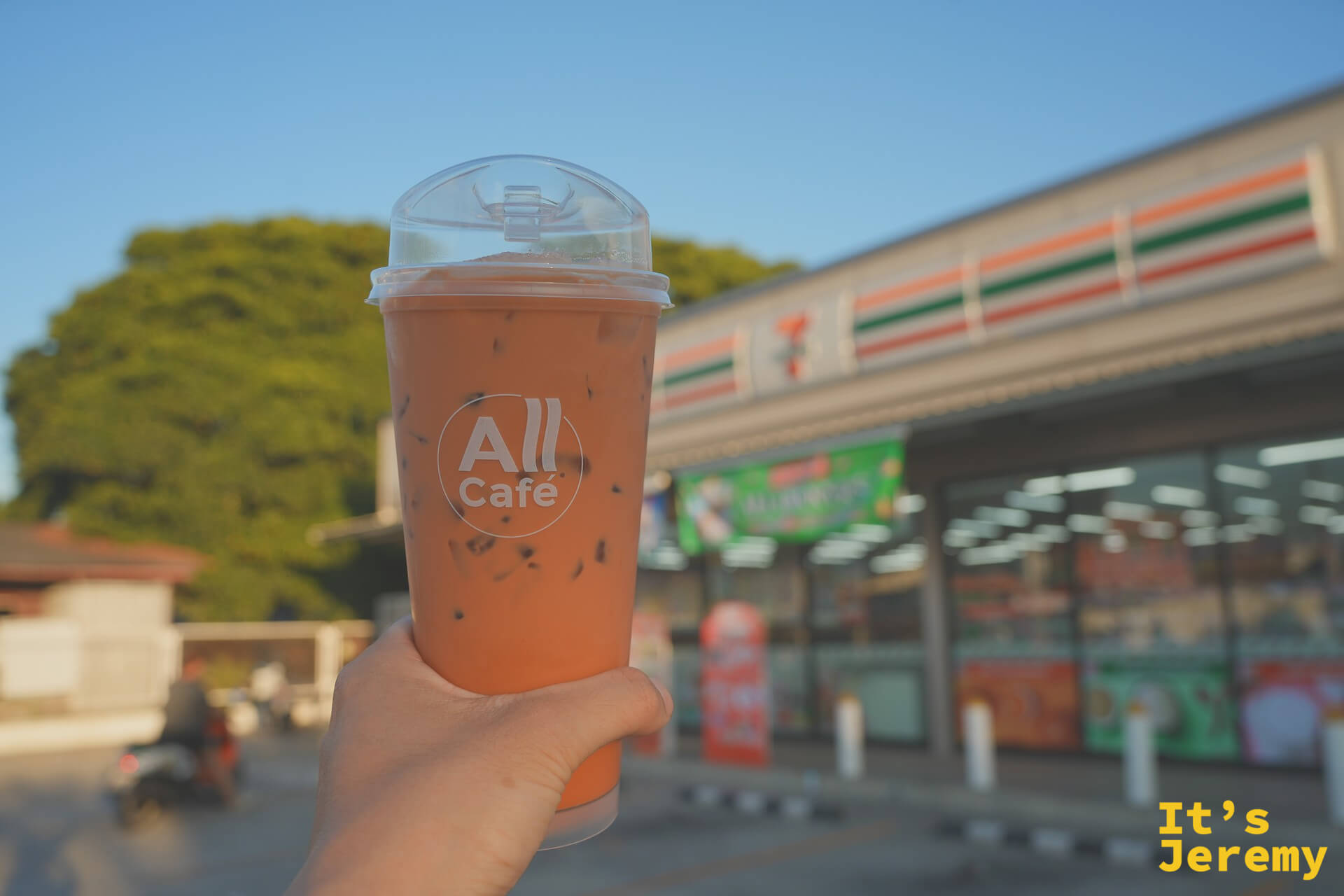 7-11 買的杯裝泰式奶茶,橘紅色奶茶與冰塊分層