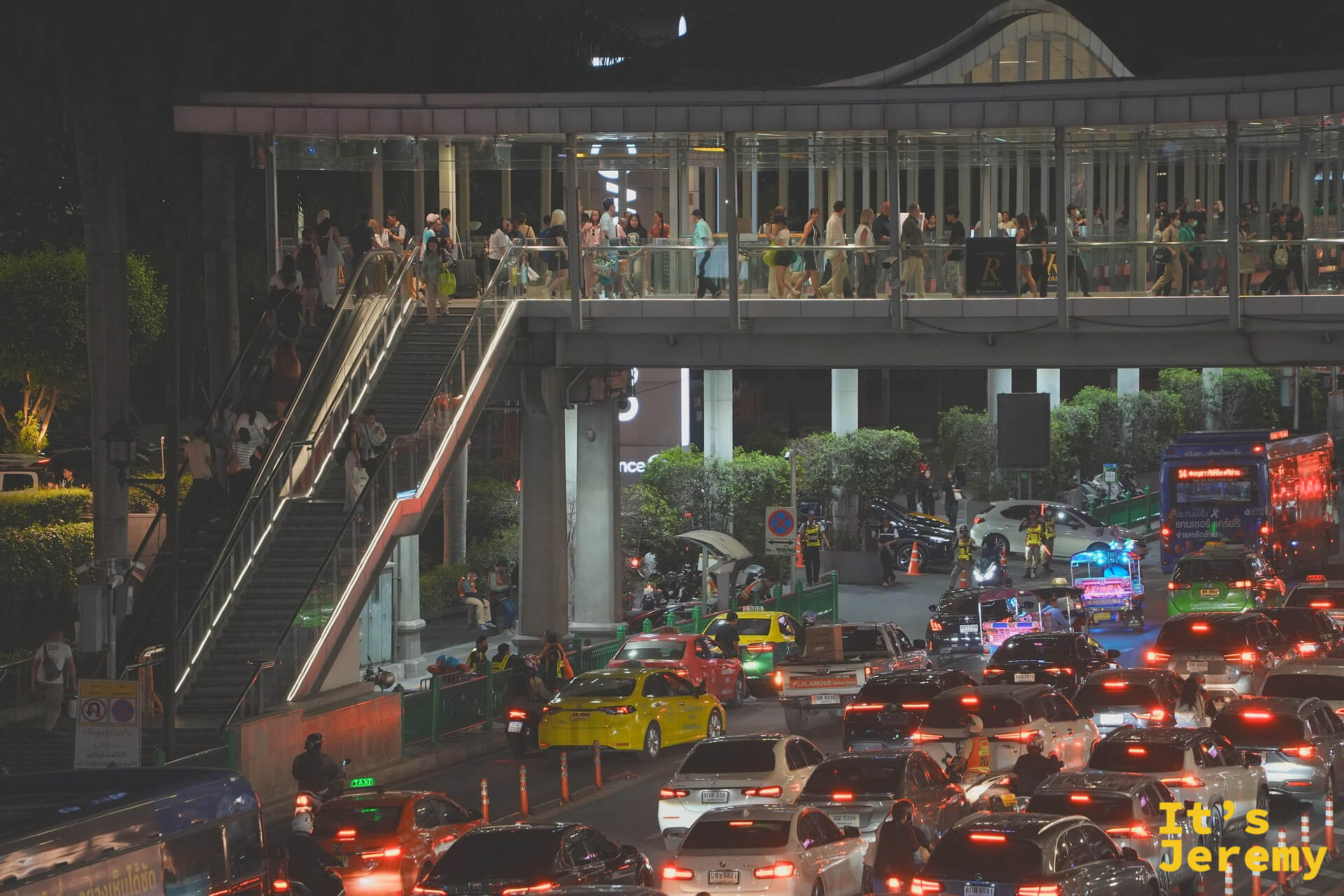 水門 Ratchaprarop 路上的傍晚街景