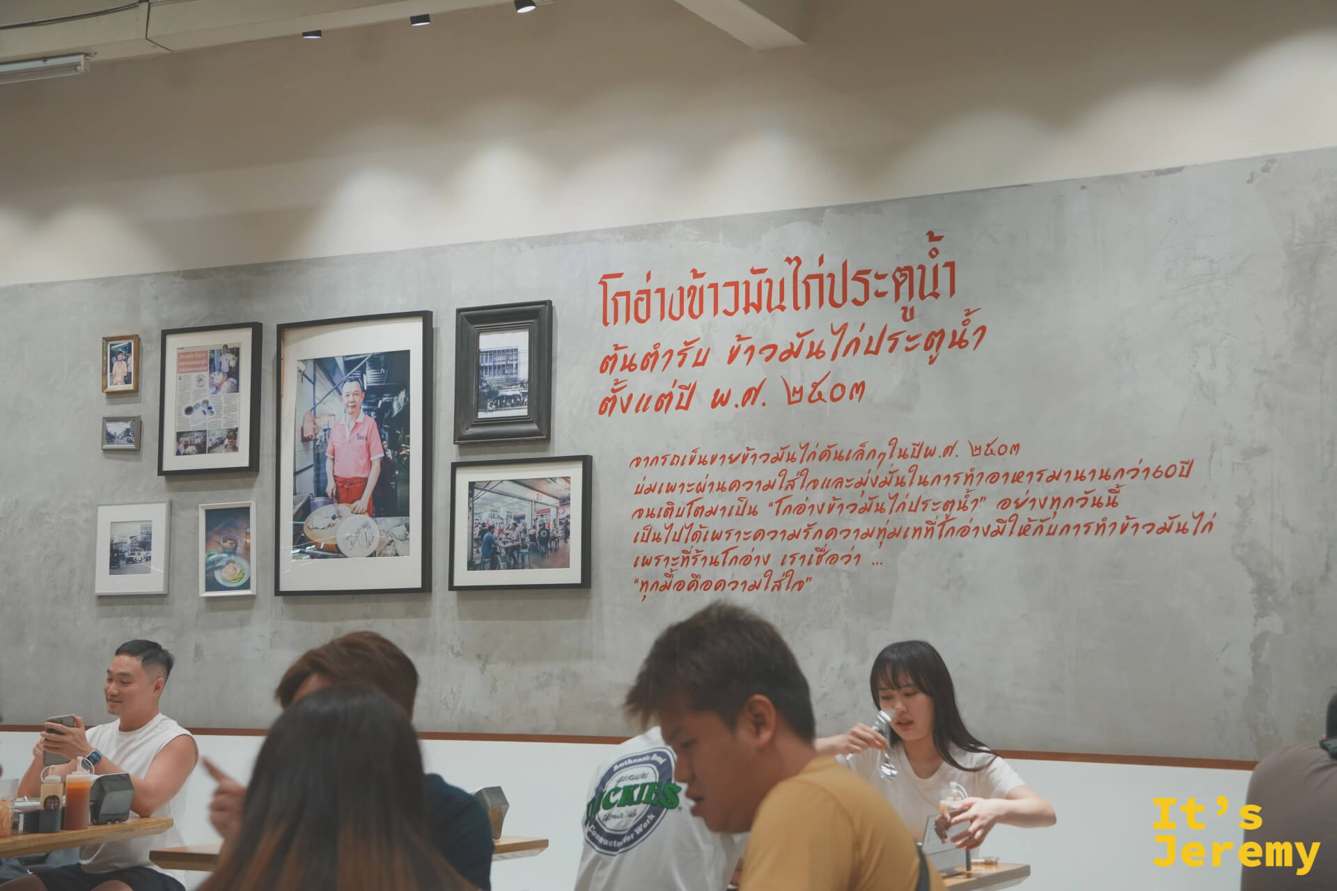 紅大哥店內牆面的泰文歷史介紹與創辦人黑白舊照片