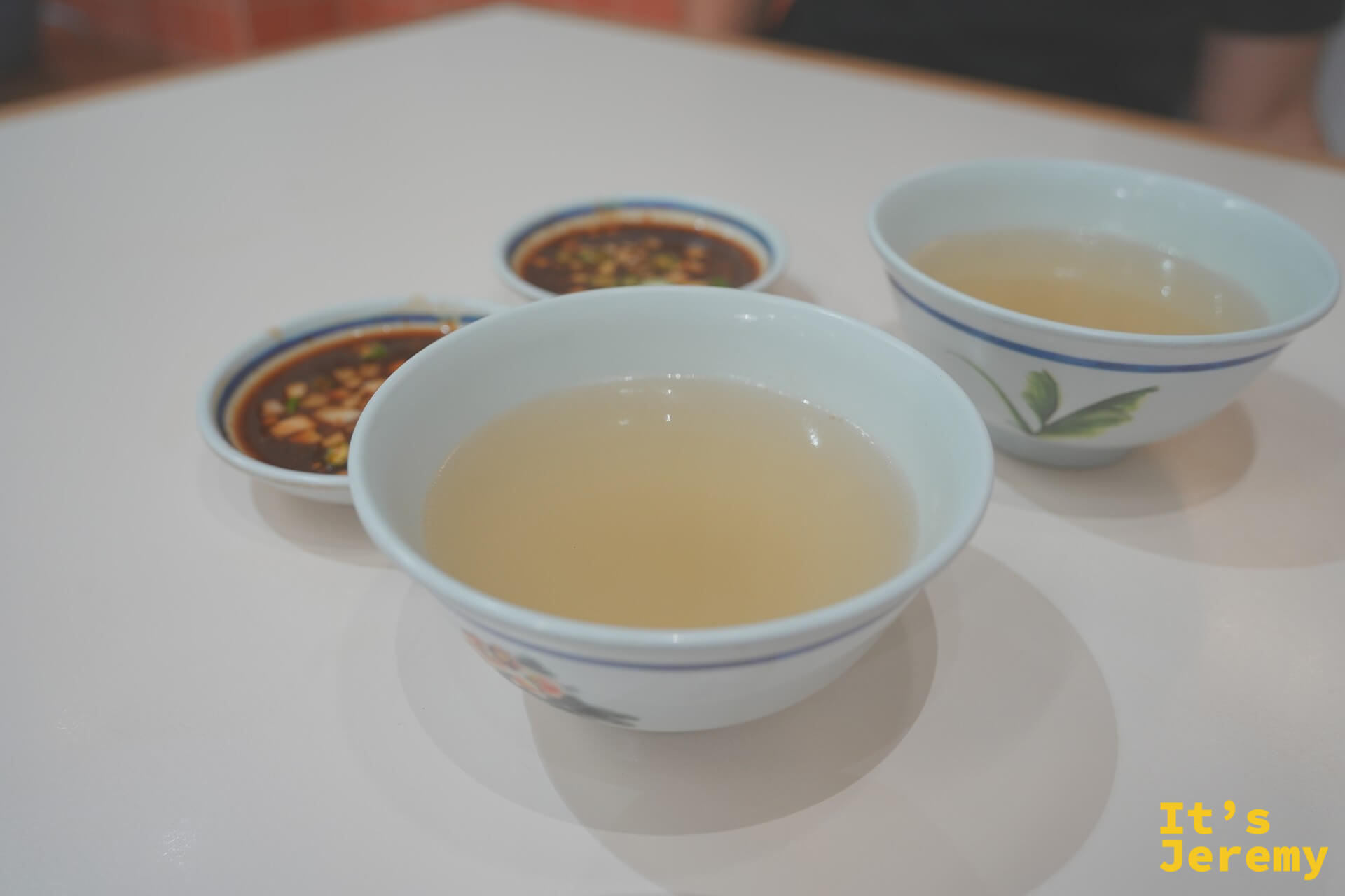 紅大哥桌邊一人一碟的薑蒜醬與一碗附餐清雞高湯