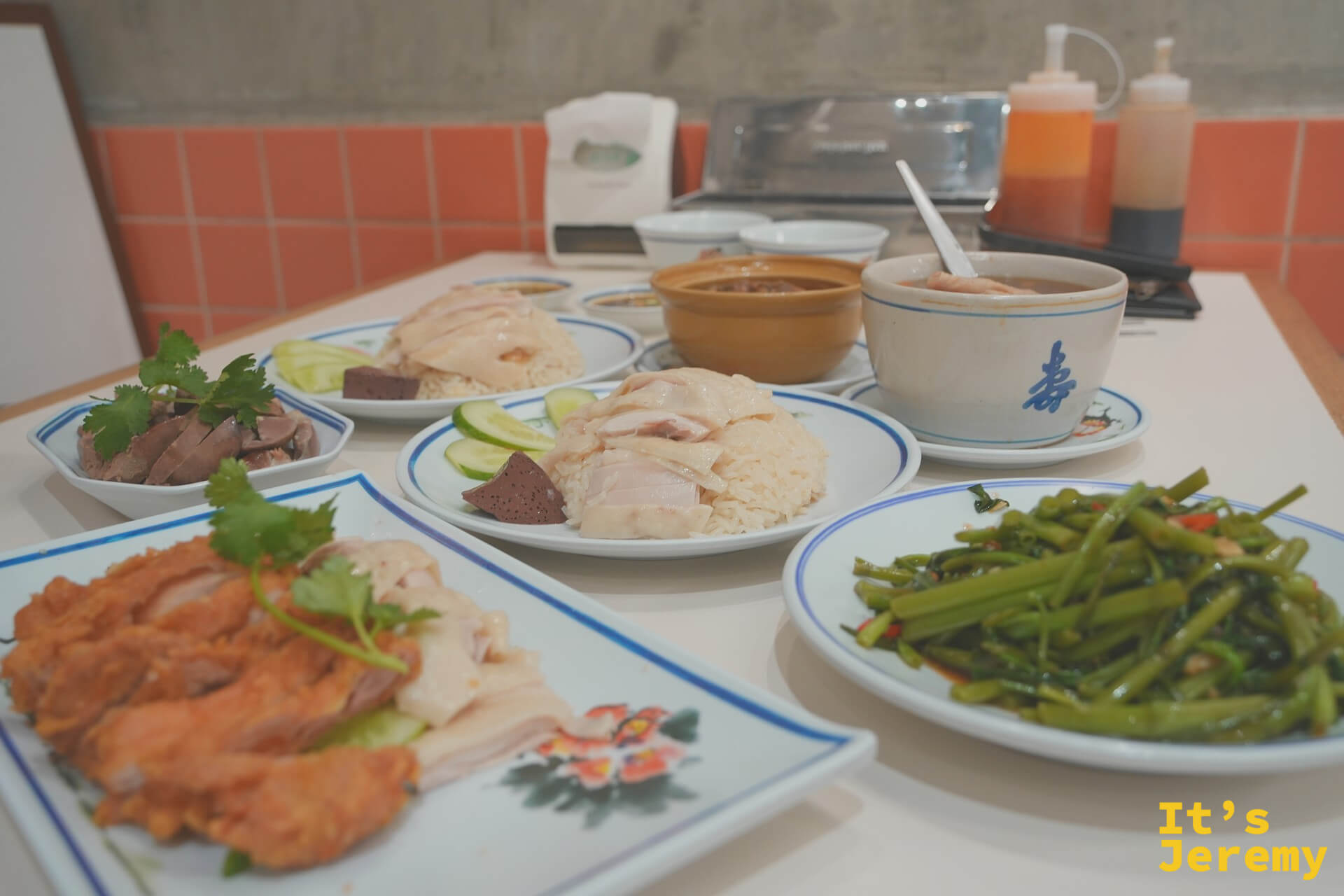 紅大哥兩人份滿桌合照:海南雞飯、雞肉拼盤、雞雜、香菇燉雞、雞爪湯、空心菜一次上齊