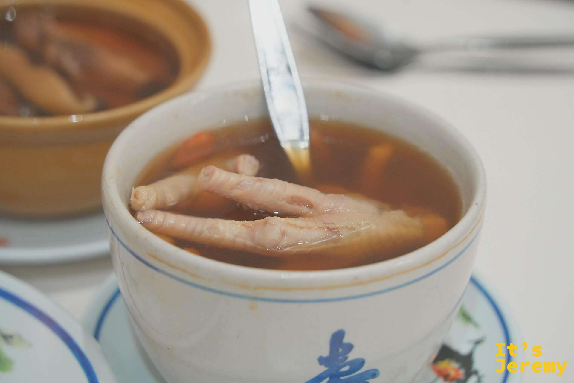 紅大哥藥膳雞爪湯特寫:深褐色藥膳湯裡的整隻雞爪與枸杞