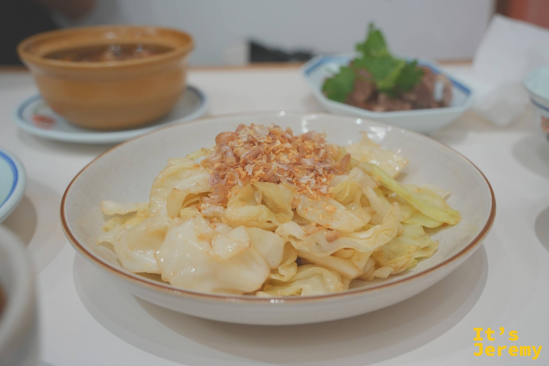 紅大哥魚露炒高麗菜特寫:脆口高麗菜片淋魚露、撒紅蔥酥