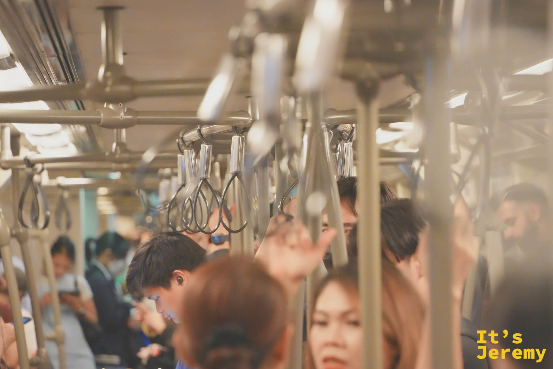 夜晚的 BTS 車廂內,乘客滑手機回家的安靜片段